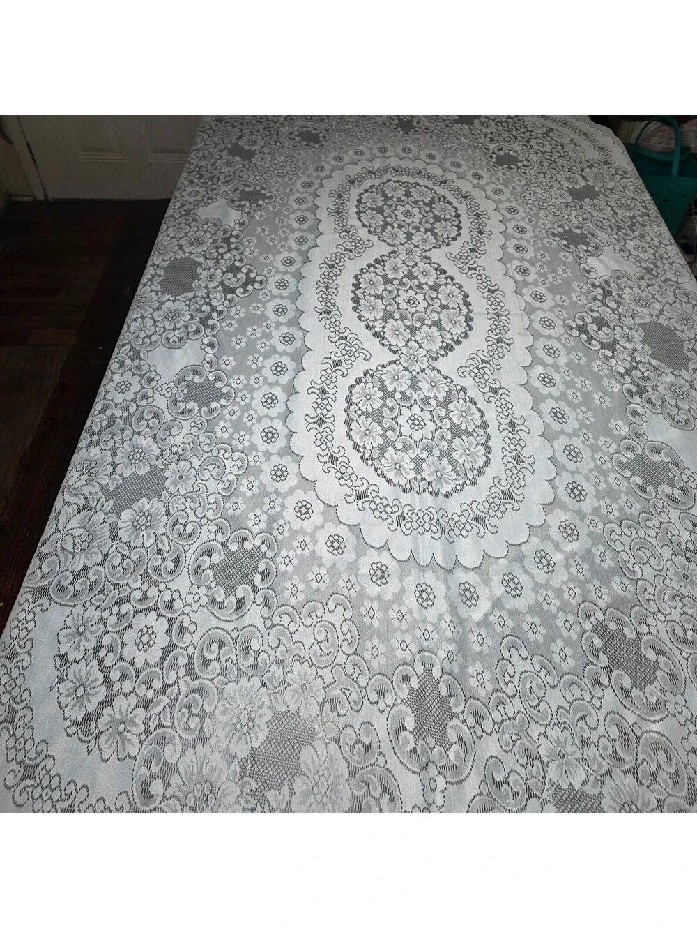 Vintage Quaker Lace Style Tablecloth 72 in. Round Cream White Floral Medallion